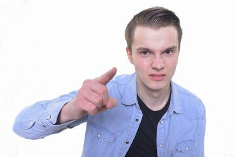 怒る男性